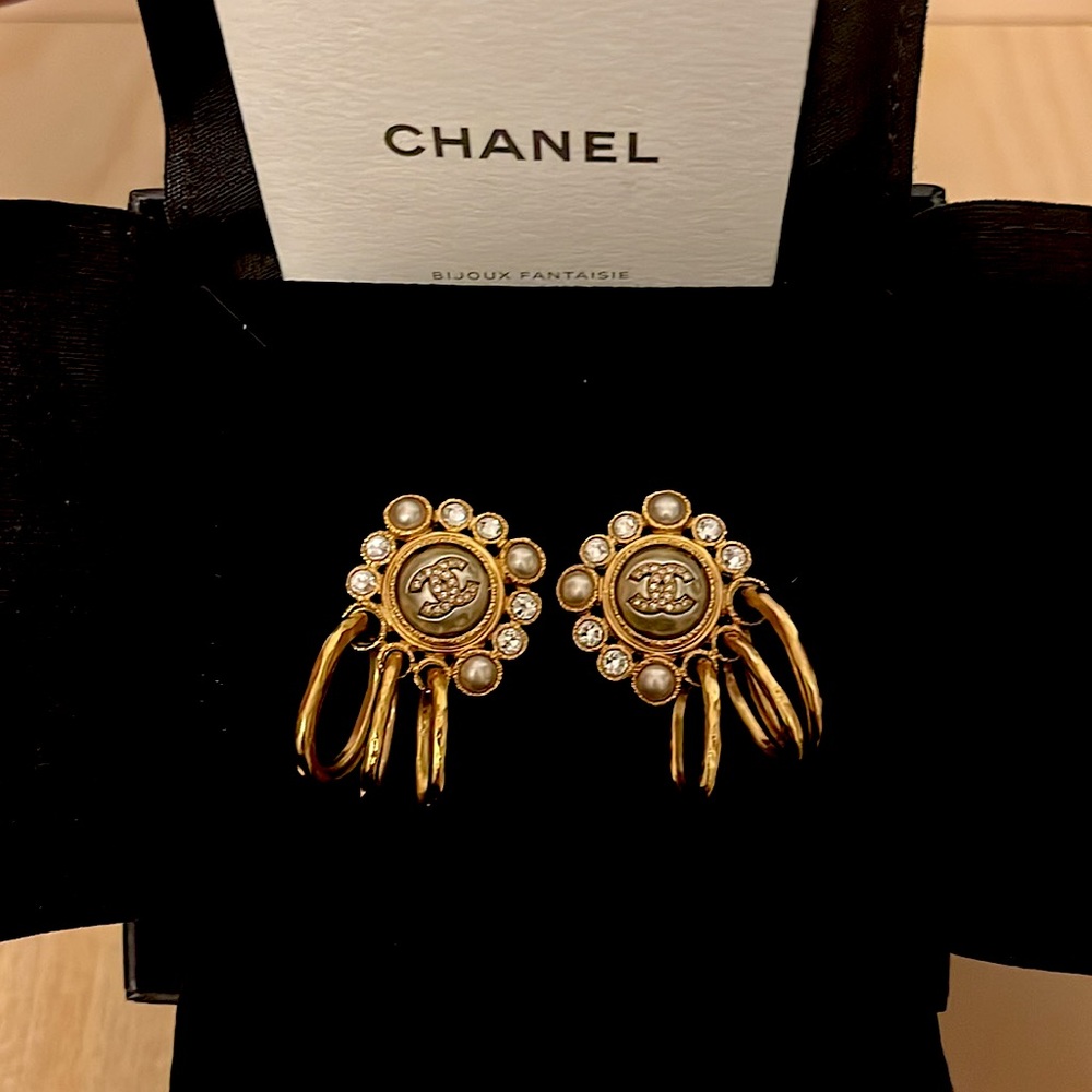 CHANEL Original custom jewelry collection yellow gold earring.